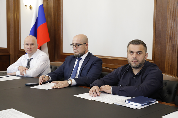 Денилбек Абдулазизов провел окружное совещание с руководителями ТФОМС