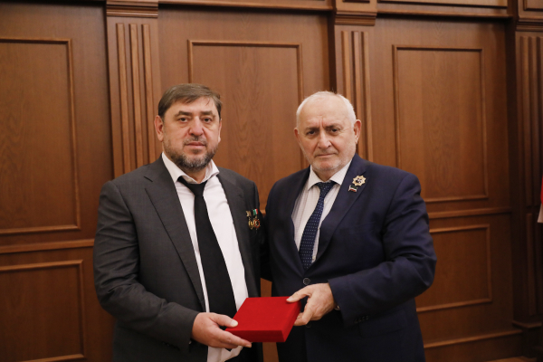 Денилбек Абдулазизов награжден медалью «20 лет Парламенту ЧР»