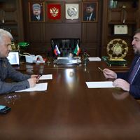 Муслим Хучиев провел рабочую встречу с директором ТФОМС Чеченской Республики Денилбеком Абдулазизовым 