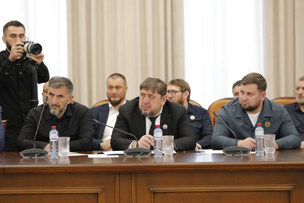 Денилбек Абдулазизов принял участие в совещании по вопросам социально-экономического развития ЧР