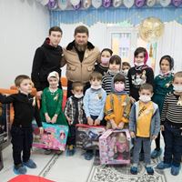 Р. Кадыров передал подарки от РОФ имени Героя России Ахмата-Хаджи Кадырова онкобольным детям 